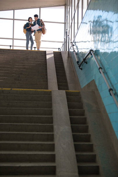 nízký úhel pohledu turisty s mapou a batohy na metro  - Fotografie, Obrázek