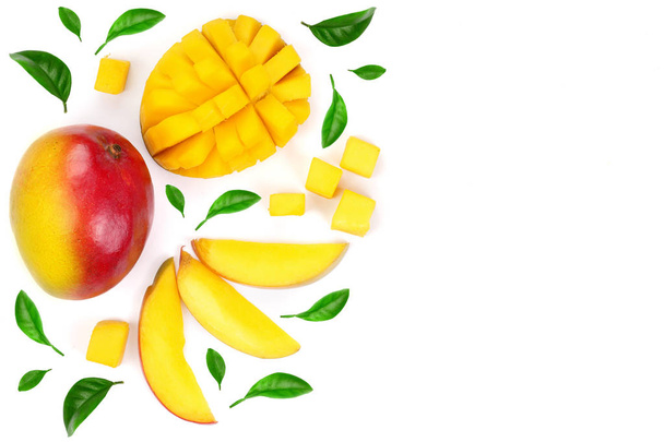 マンゴーの果実とスライスで飾られたテキストのコピー スペースとの分離の白い背景を葉します。トップ ビュー - 写真・画像