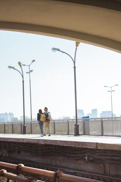 vue lointaine de couple élégant de touristes allant à la station de métro extérieure
  - Photo, image