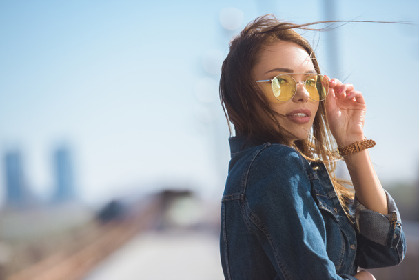 Porträt einer stylischen jungen Frau mit Sonnenbrille  - Foto, Bild