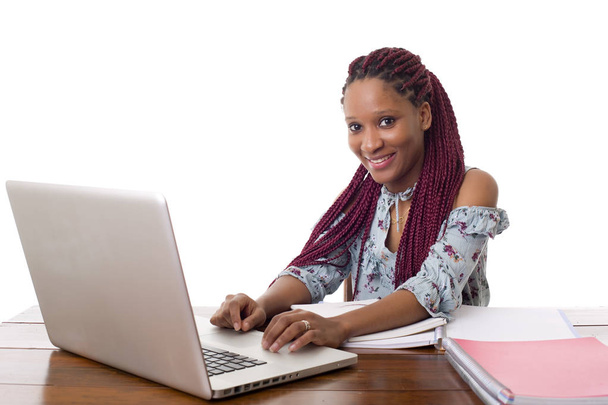 donna d'affari che lavora con un computer portatile su una scrivania, isolata
 - Foto, immagini