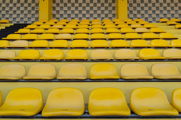 Posti gialli sulla tribuna dello stadio di calcio, all'aperto
 - Foto, immagini