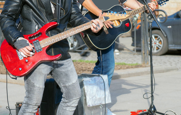Straßenmusiker, die auf Gitarren spielen. Unerkennbare Personen. - Foto, Bild