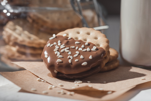 primer plano de deliciosas galletas sumergidas en chocolate caliente y sésamo
 - Foto, Imagen