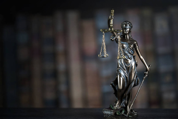 Hukuk Dairesi, avukat. Adalet tanrıçası Themis heykeli yasal model. - Fotoğraf, Görsel