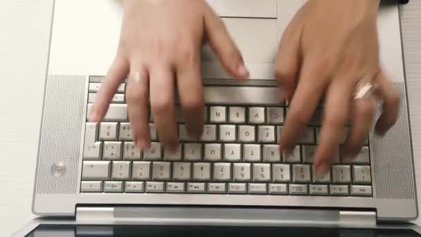 Αεροφωτογραφία του γυναικεία χέρια πληκτρολόγηση σε ένα πληκτρολόγιο lap-top - Πλάνα, βίντεο