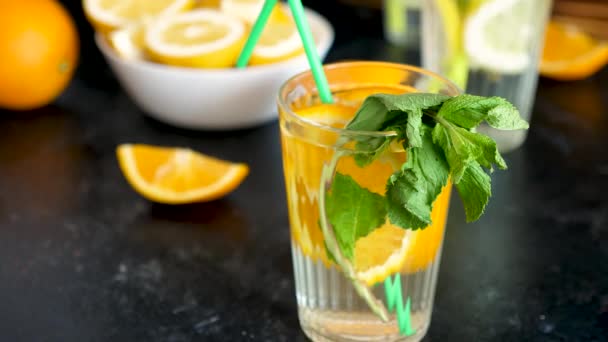 Zoete orangeade water met verse sinaasappelen en mint - Video