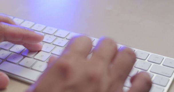 Mujer Trabajando en el ordenador con teclear en el teclado
  - Foto, Imagen