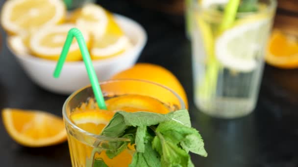 Bebida de agua de naranjada con menta
 - Imágenes, Vídeo