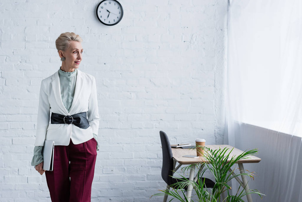 executive senior businesswoman with laptop posing in modern office - Fotografie, Obrázek