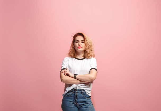 The serious business woman standing and looking at camera against pink background. - Foto, Imagen