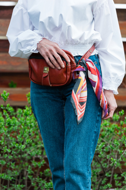 Ausgeschnittene Ansicht einer modischen Frau im trendigen Outfit mit Taille und Schal - Foto, Bild