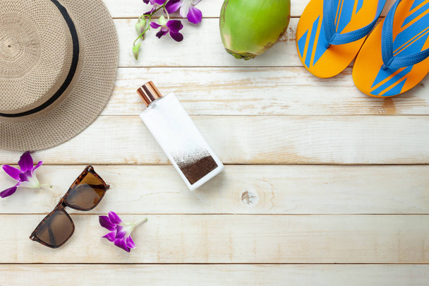 テーブル トップ ビュー浜の休日夏・旅行シーズンの背景概念撮。フラット横たわっていた日焼け止め保護ローションと現代の素朴な板の白い木造空間上で旅行のための装飾 - 写真・画像