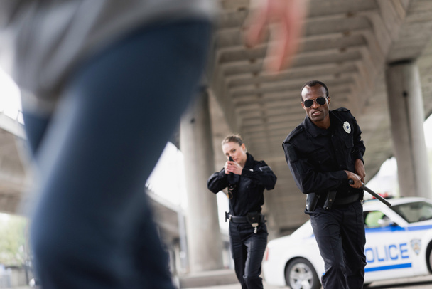 hırsız için çalışan çok ırklı genç polis memuru - Fotoğraf, Görsel
