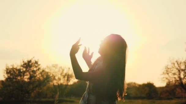 Silhouet van een meisje dansen op zonsondergang - Video