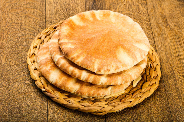 Pita chléb haldy přes dřevěné pozadí - Fotografie, Obrázek