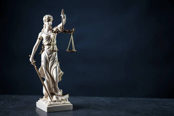 Juridische dienst van de advocaat. wettelijk model standbeeld van de godin Themis van Justitie. - Foto, afbeelding