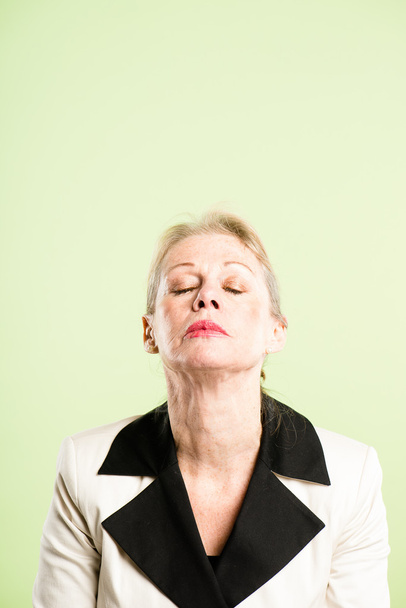 забавный женский портрет реального зеленого бэкграунда высокого разрешения
 - Фото, изображение