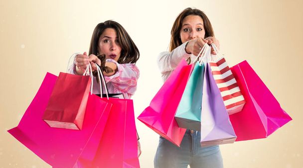 Mujeres con muchas bolsas de compras
 - Foto, imagen