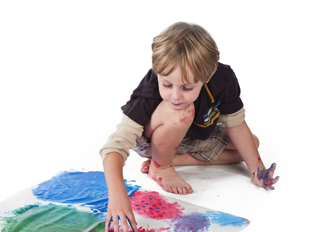 Vista de ángulo alto de un niño elemental haciendo pintura
 - Foto, Imagen
