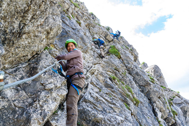 Wandelaar klimmen in de bergen van de Alpen, Europa - Foto, afbeelding