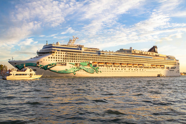 cruiseschip in Venetië, Italië - Foto, afbeelding
