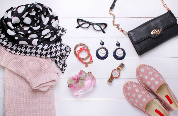 moda. şık kazak, eşarp, çanta, parfüm, Aksesuar, Ayakkabı beyaz arka plan üzerinde - Fotoğraf, Görsel