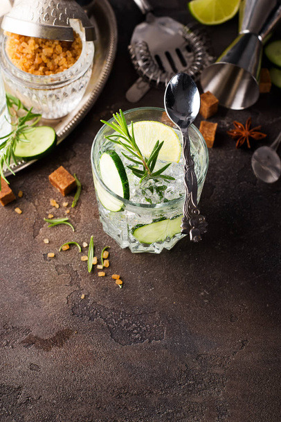 Bebida refrescante transparente com pepino, limão e alecrim
 - Foto, Imagem