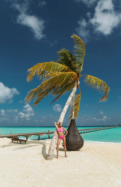 sexy Frau mit blonden Haaren n luxuriöser Bikini entspannen auf Malediven - Foto, Bild