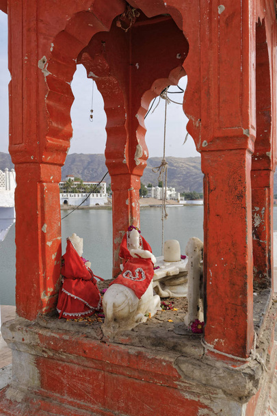 Inde, Rajasthan, Pouchkar, petites statues religieuses près du lac sacré
 - Photo, image