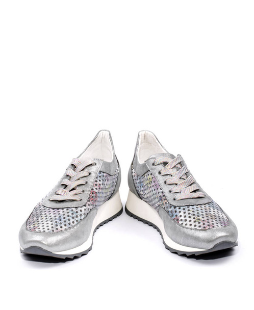 Πάνινα παπούτσια των γυναικών γκρι σε λευκό φόντο - Φωτογραφία, εικόνα