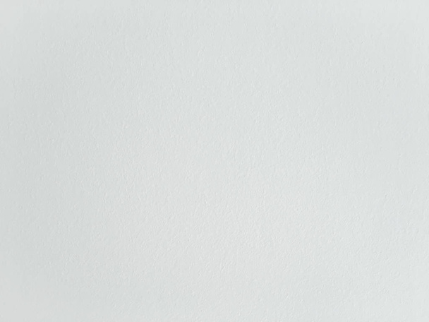 Grunzig bemalte Wandtextur als Hintergrund. Rissiger Betonboden, alt weiß gestrichen. Hintergrund gewaschene Malerei. - Foto, Bild