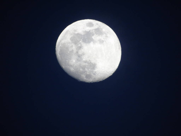 Belle lune sur la ville de Gênes au printemps
 - Photo, image