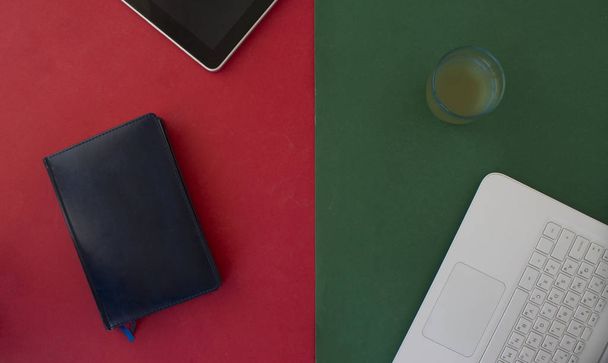 современный бизнес-концепт с ноутбуком и аксессуарами на черном фоне - Фото, изображение