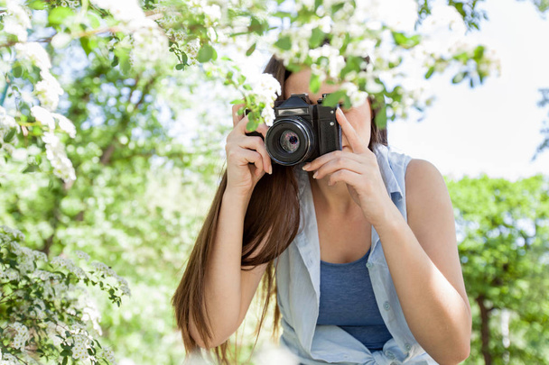 Mujer fotografiado naturaleza con retro viejo cámara
 - Foto, imagen