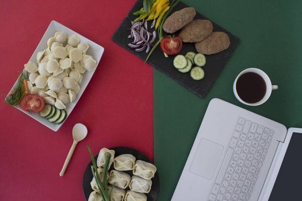 vista superior do laptop, bolinhos com carne, legumes, xícara de café na mesa - Foto, Imagem