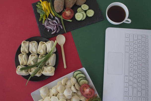 laptop számítógép, házi készítésű gombóc hússal, zöldségekkel, csésze kávé az asztalon - Fotó, kép