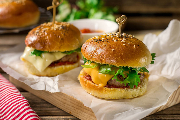 Mini cheeseburgers sliders com carne moída, cheddar, alface e
 - Foto, Imagem