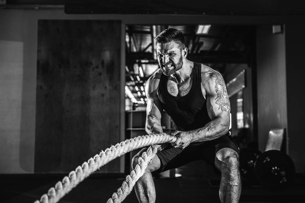 Men with rope in functional training gym - Zdjęcie, obraz