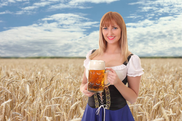 θετική βαυαρικό κοπέλα με μια κούπα μπύρας - Φωτογραφία, εικόνα