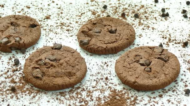 deliciosas galletas caseras con gotas de chocolate sobre fondo blanco
 - Imágenes, Vídeo