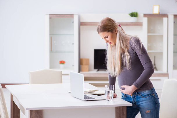 Donna incinta a casa prepararsi per il parto - Foto, immagini