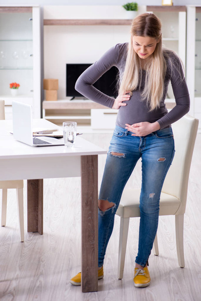 Terhes nő otthon készül a szülésre - Fotó, kép