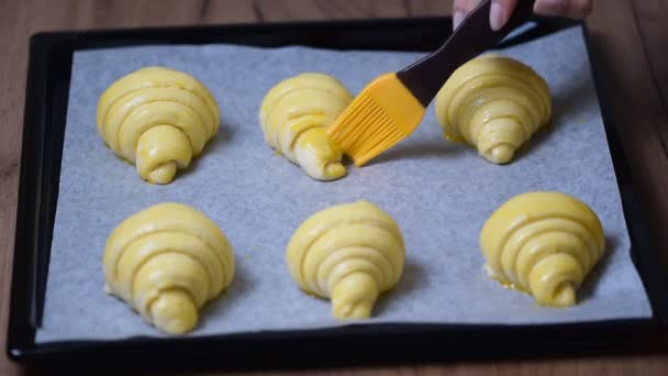 Close-up op ruwe croissants voor het bakken. Klassieke Franse gebak. - Video