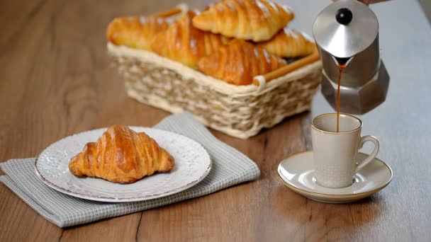 Perinteinen Aamiainen tuoreilla croissanteilla ja kahvilla
. - Materiaali, video
