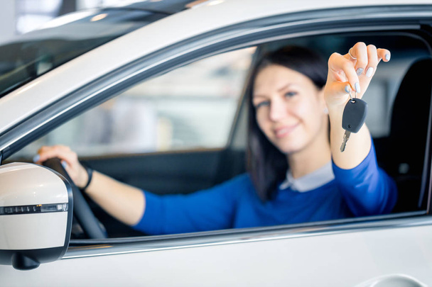 Szczęśliwa kobieta pokazująca kluczyki swojego nowego samochodu - Zdjęcie, obraz
