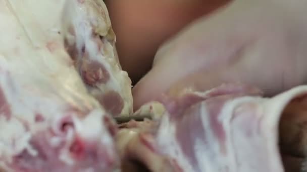 М'ясник видалив шкіру з голови свині крупним планом
 - Кадри, відео