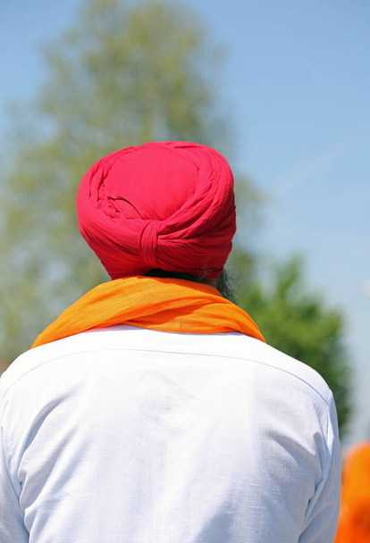 muž s turbanem bílé košile a šátek zezadu - Fotografie, Obrázek