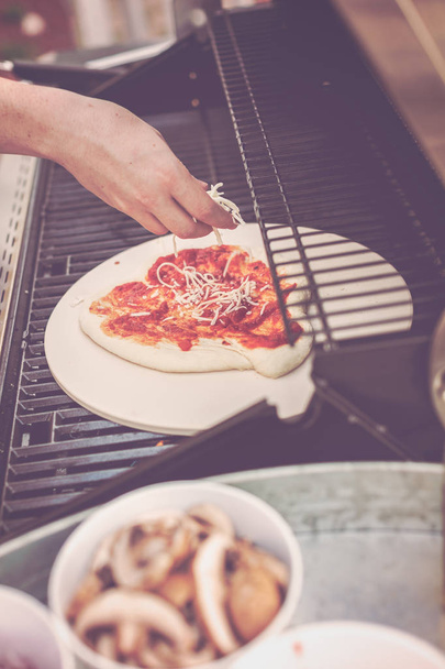 приготування їжі на грилі піци
 - Фото, зображення