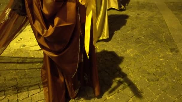 Braga, Portekiz - 14 Nisan 217: Kefaret alayı sokaklarda Braga, Portekiz üzerinde kutsal hafta (Semana Noel Baba) geçen hafta önce Paskalya Oruç sırasında. Yıllık haraç tutku İsa Mesih'in. - Video, Çekim